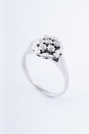 Wit gouden entourage ring met diamanten