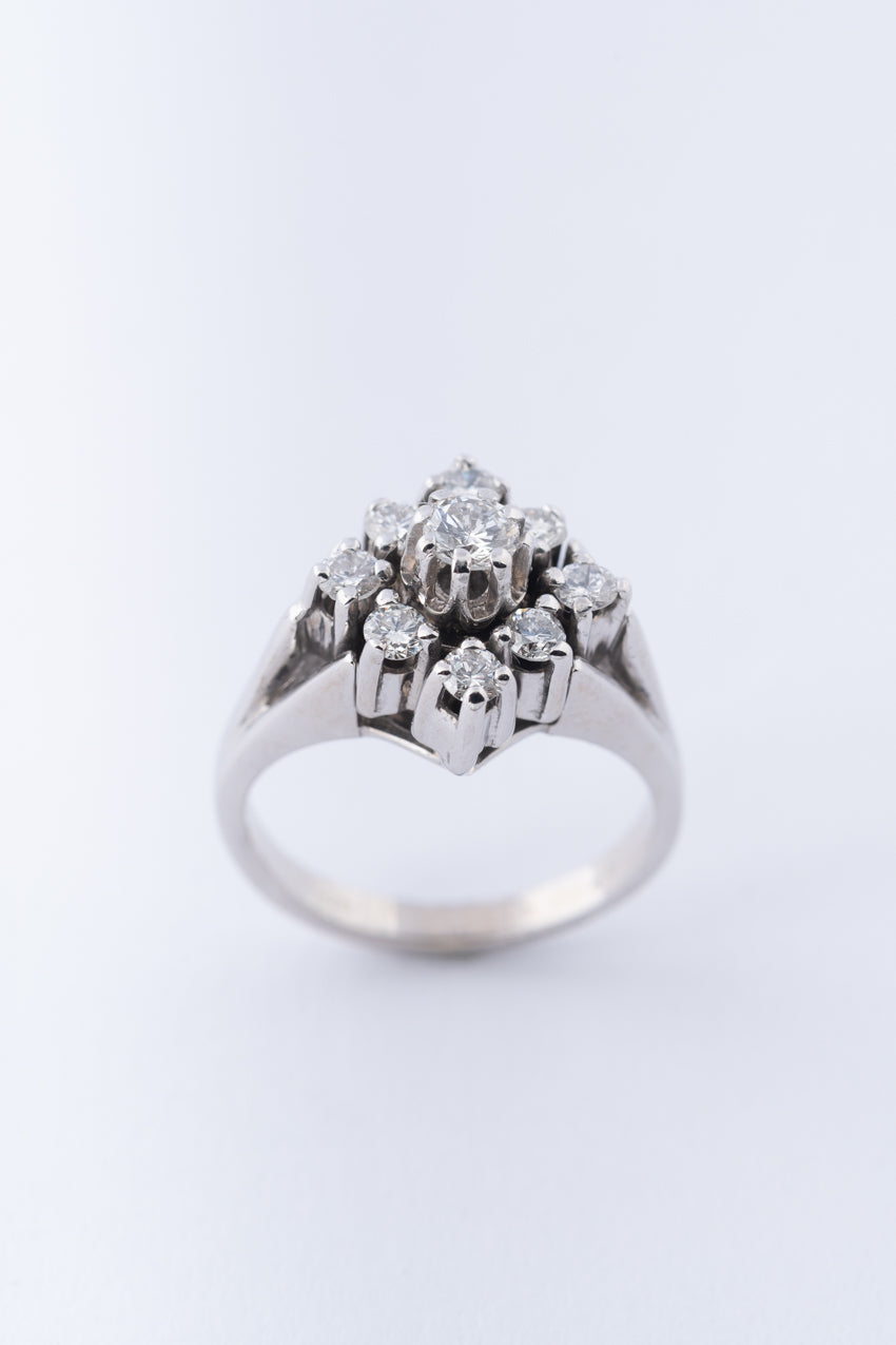 Wit gouden blok entourage ring met briljanten