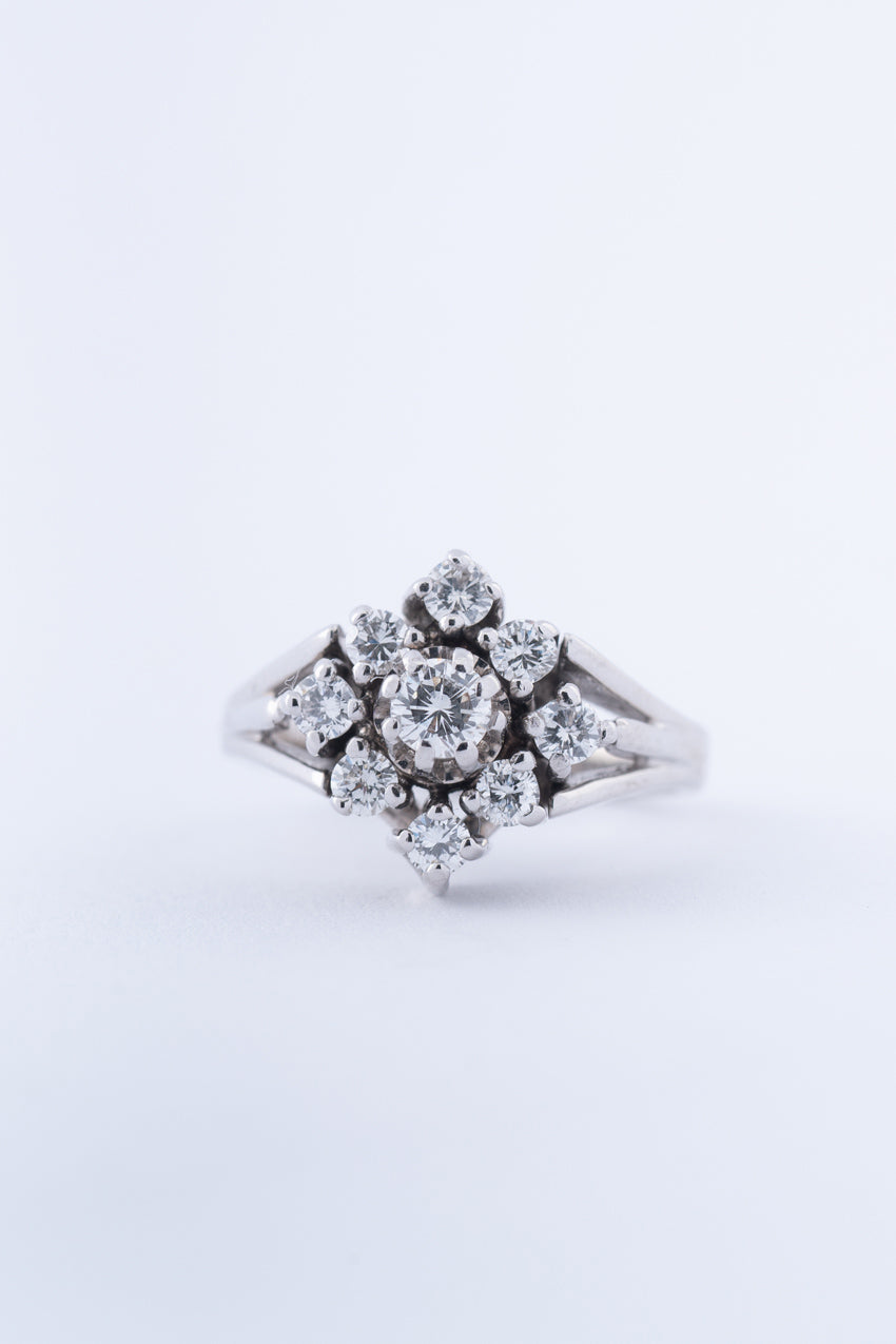 Wit gouden blok entourage ring met briljanten