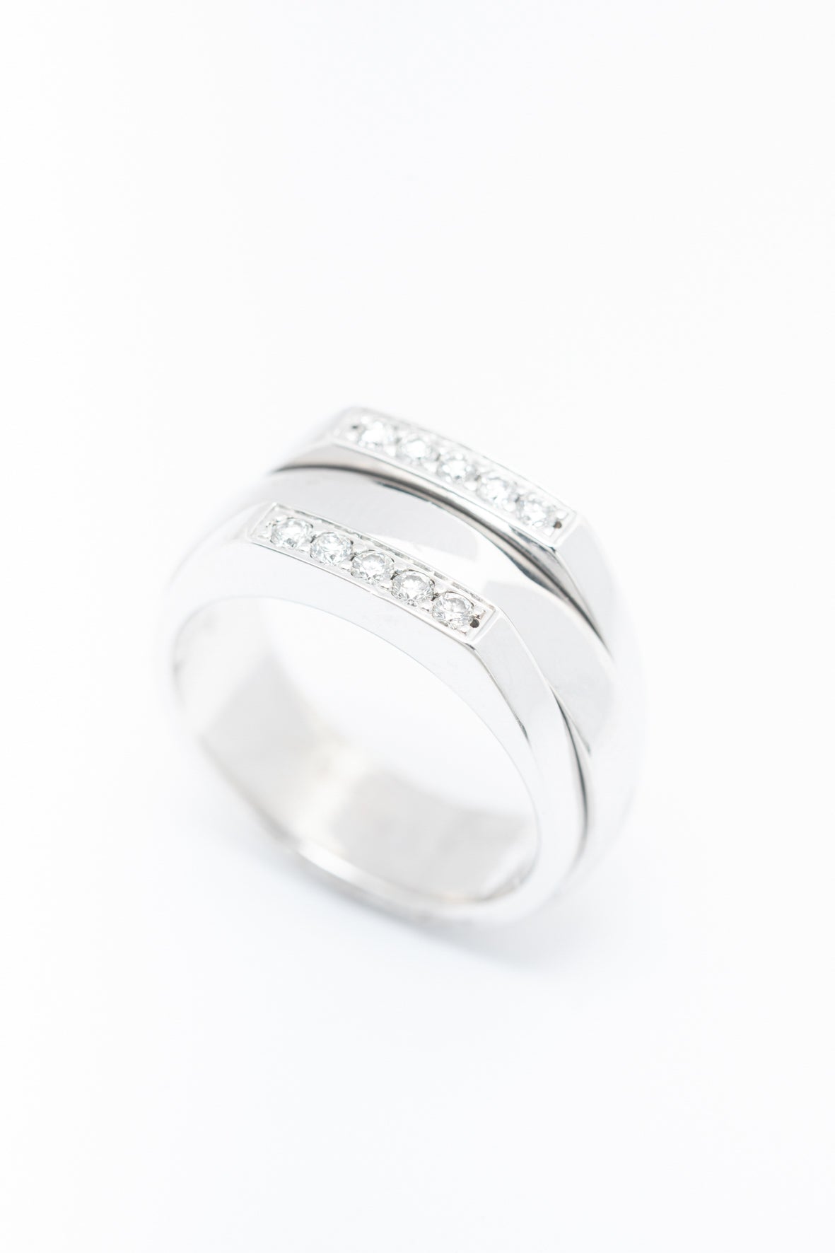 Wit gouden ring met draaibare binnen ring en briljanten van het merk Piaget