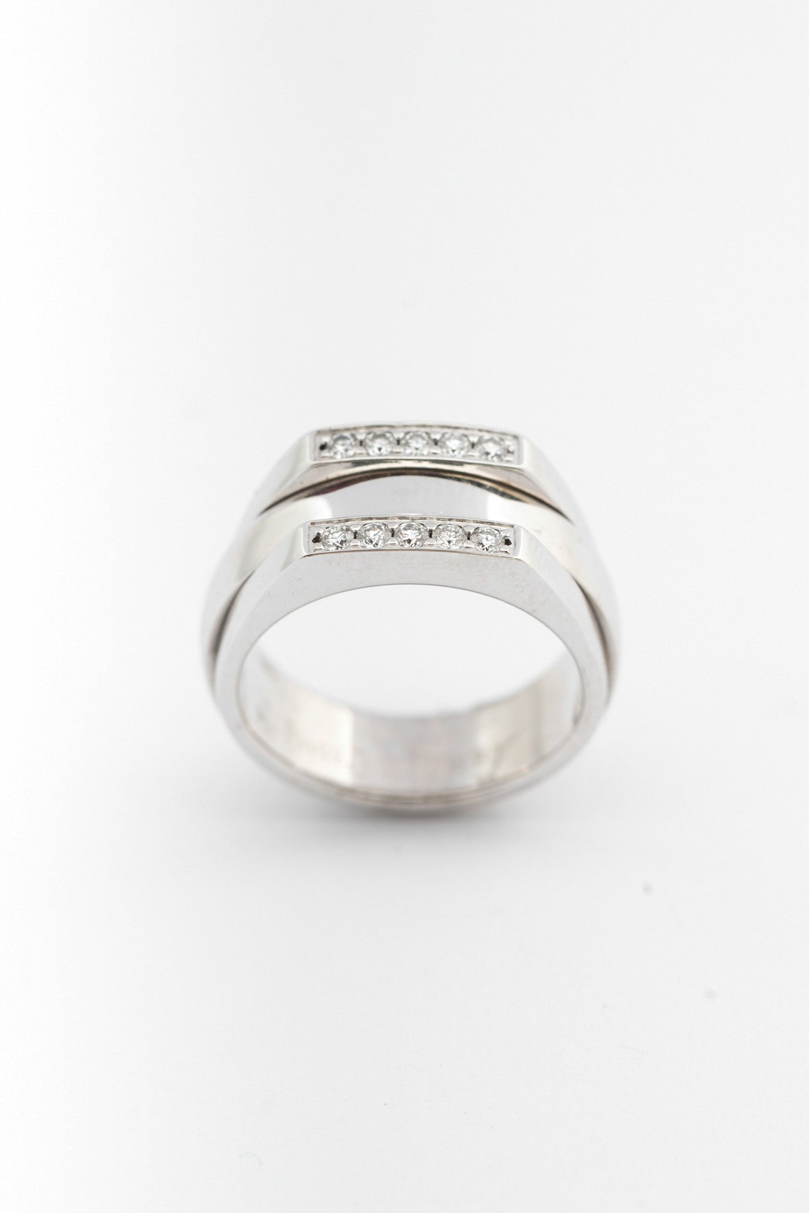 Wit gouden ring met draaibare binnen ring en briljanten van het merk Piaget