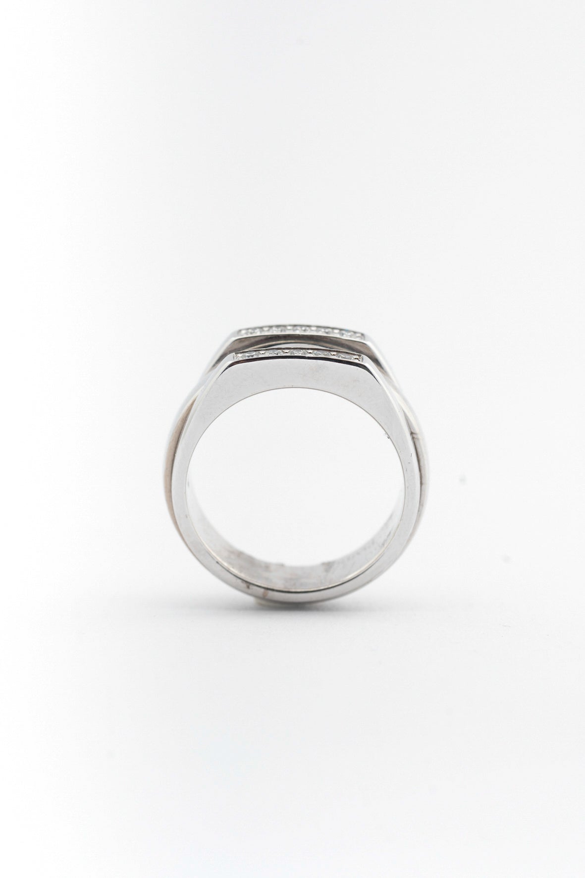 Wit gouden ring met draaibare binnen ring en briljanten van het merk Piaget