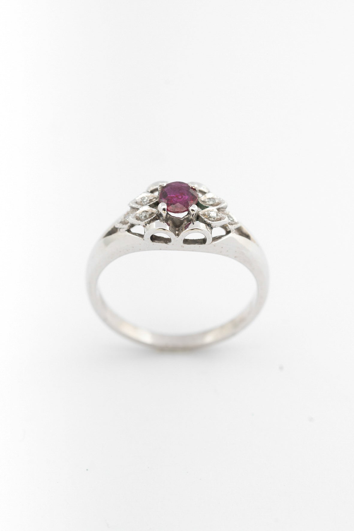 White gold ring with ruby and diamonds