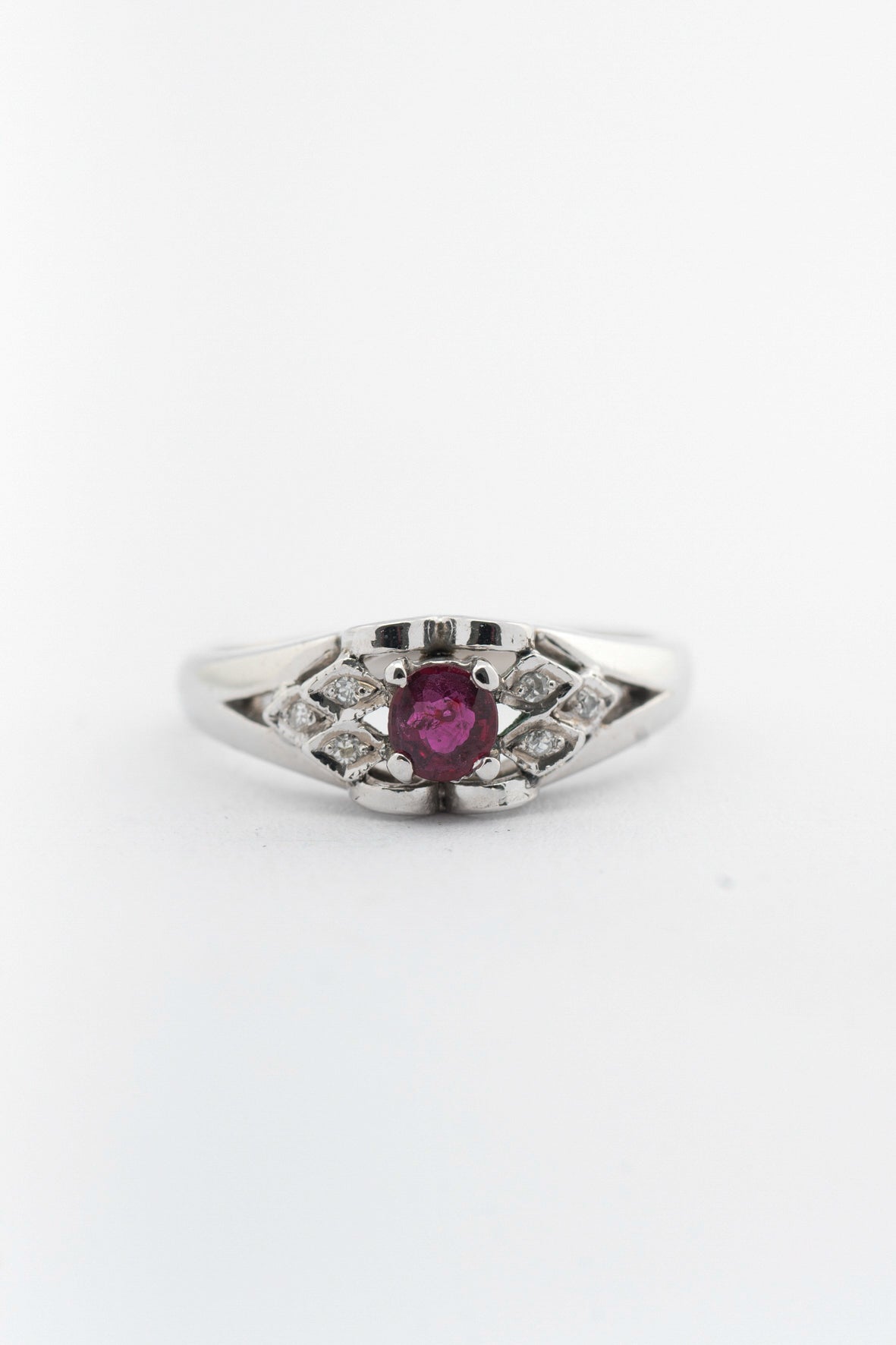 White gold ring with ruby and diamonds