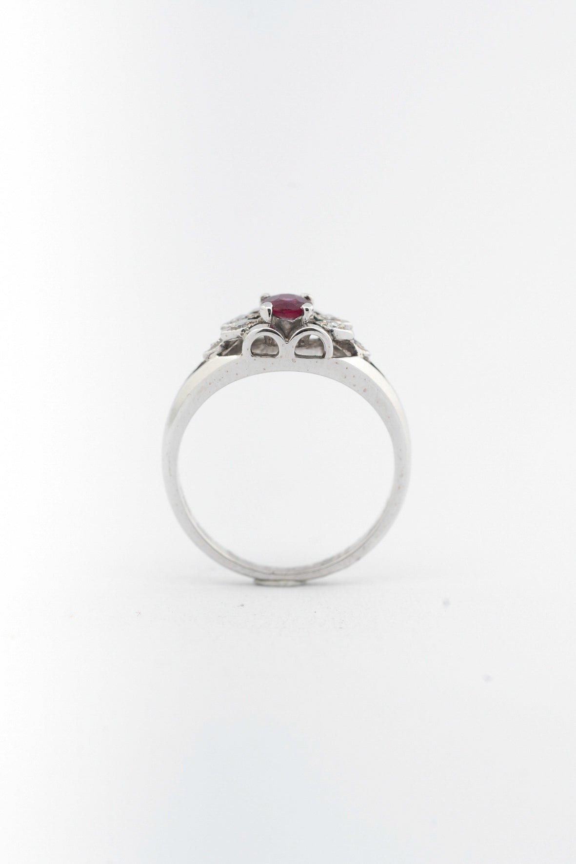 White gold ring with ruby and diamonds