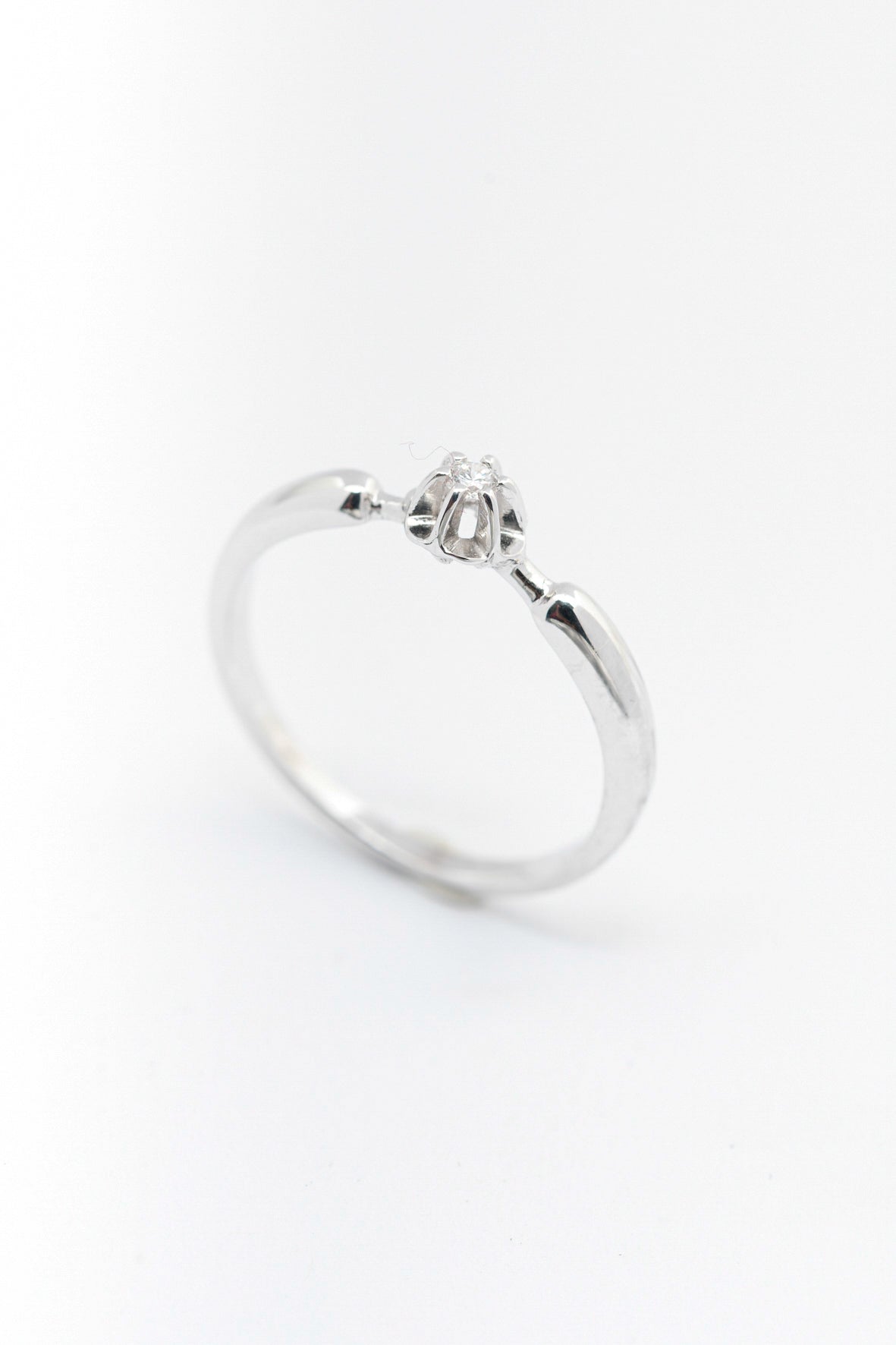 Wit gouden solitair ring met een briljant