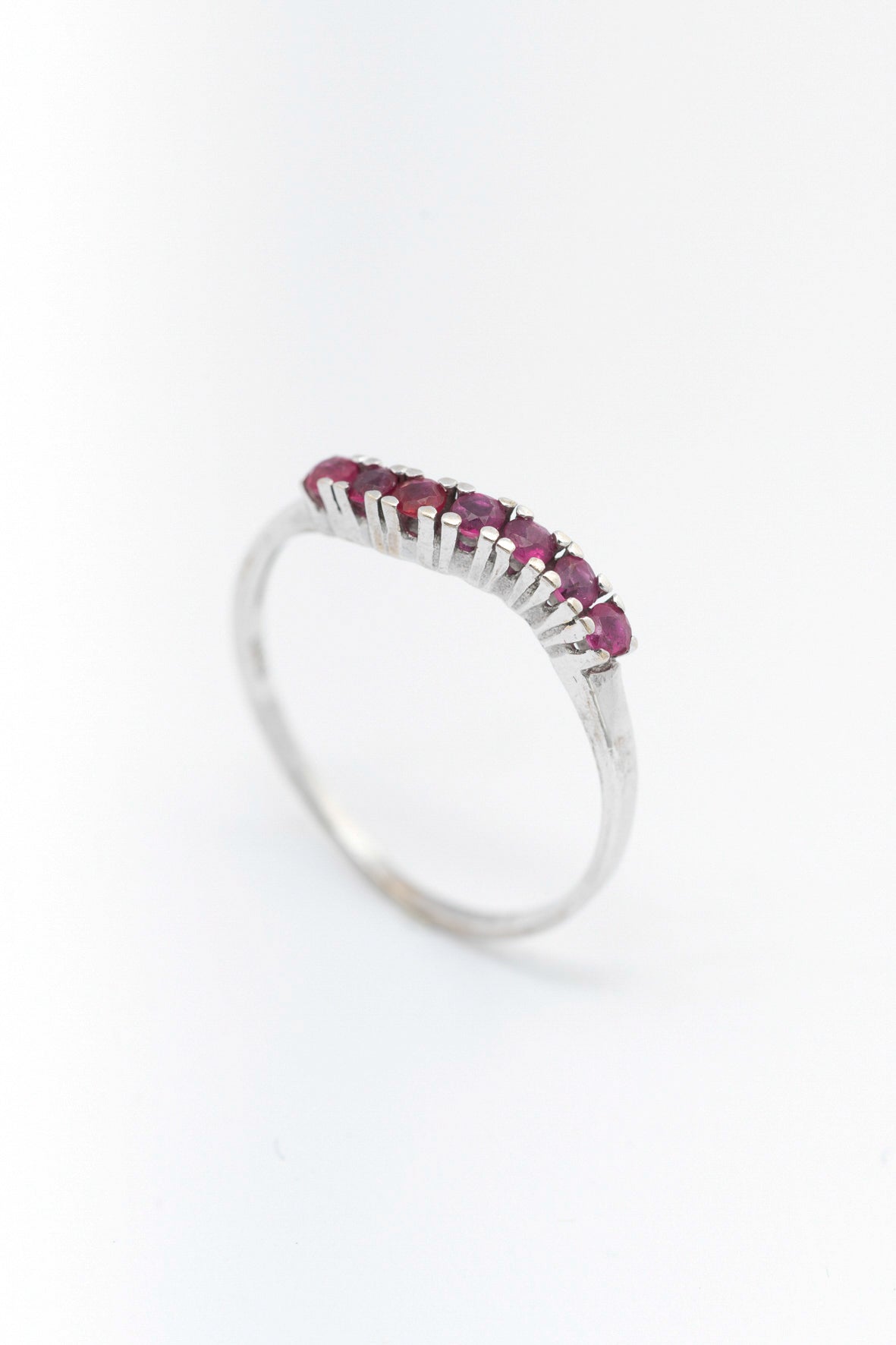 Wit gouden rij ring met robijnen