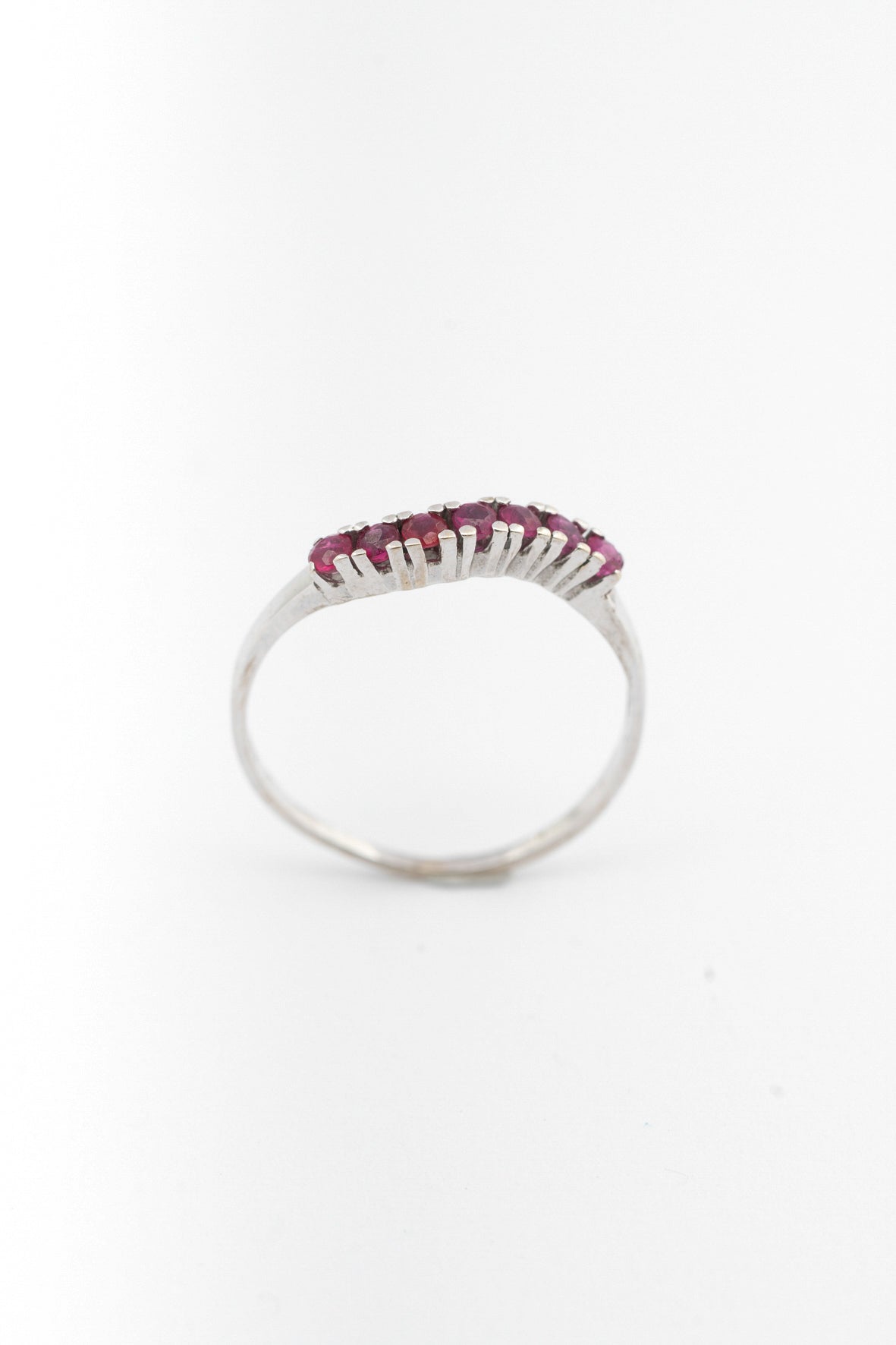 Wit gouden rij ring met robijnen