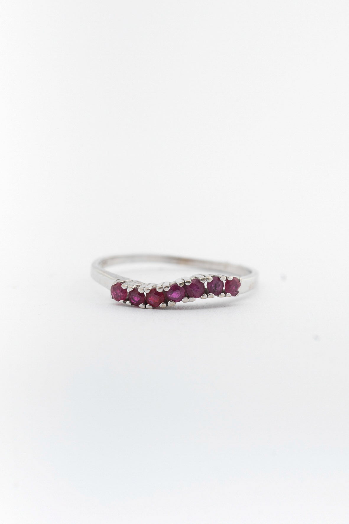 Wit gouden rij ring met robijnen