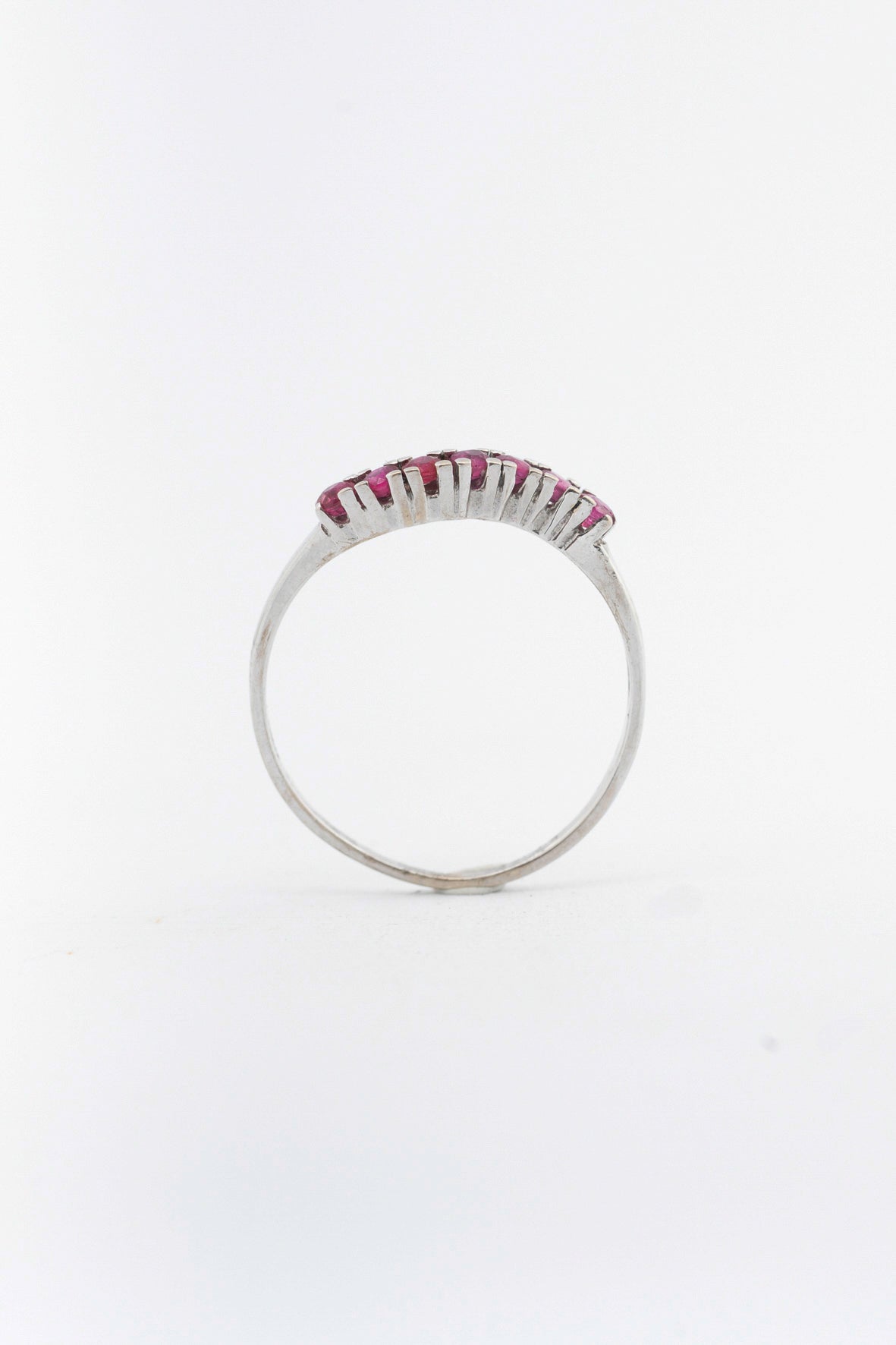 Wit gouden rij ring met robijnen