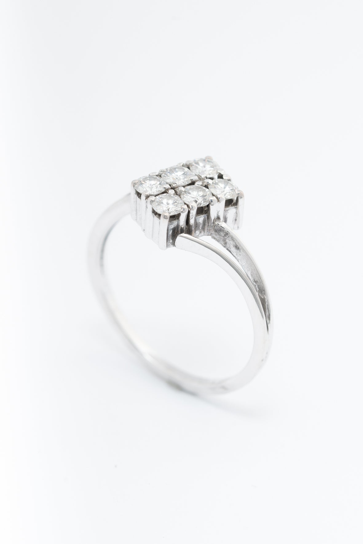 White gold striking block ring with 6 brilliant-cut diamonds