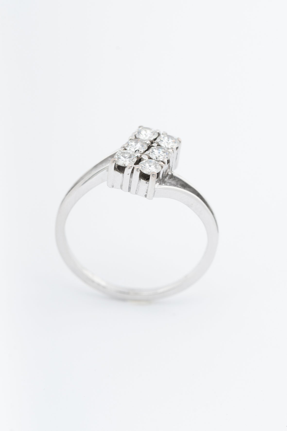 White gold striking block ring with 6 brilliant-cut diamonds