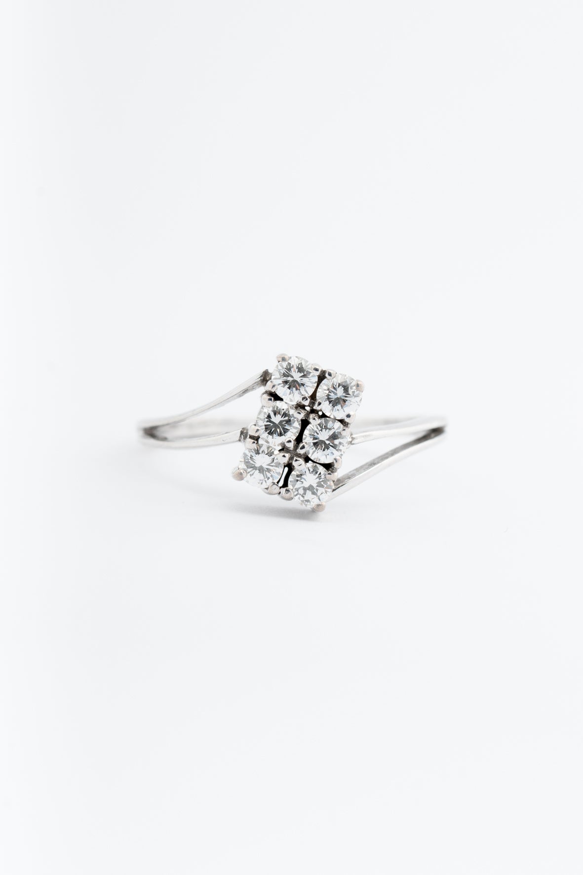 White gold striking block ring with 6 brilliant-cut diamonds