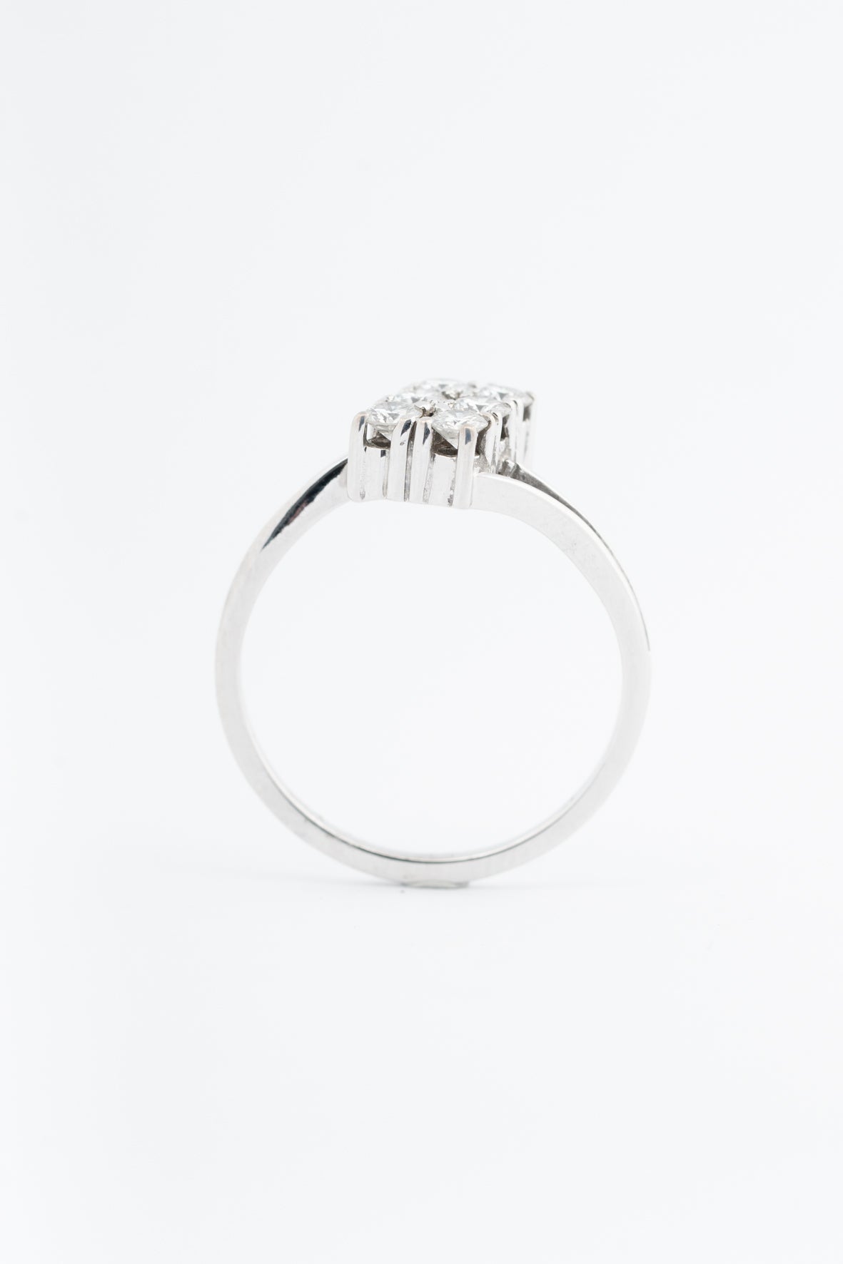 White gold striking block ring with 6 brilliant-cut diamonds