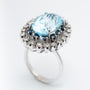 Wit gouden dubbele entourage ring met topaas, saffieren en briljanten.