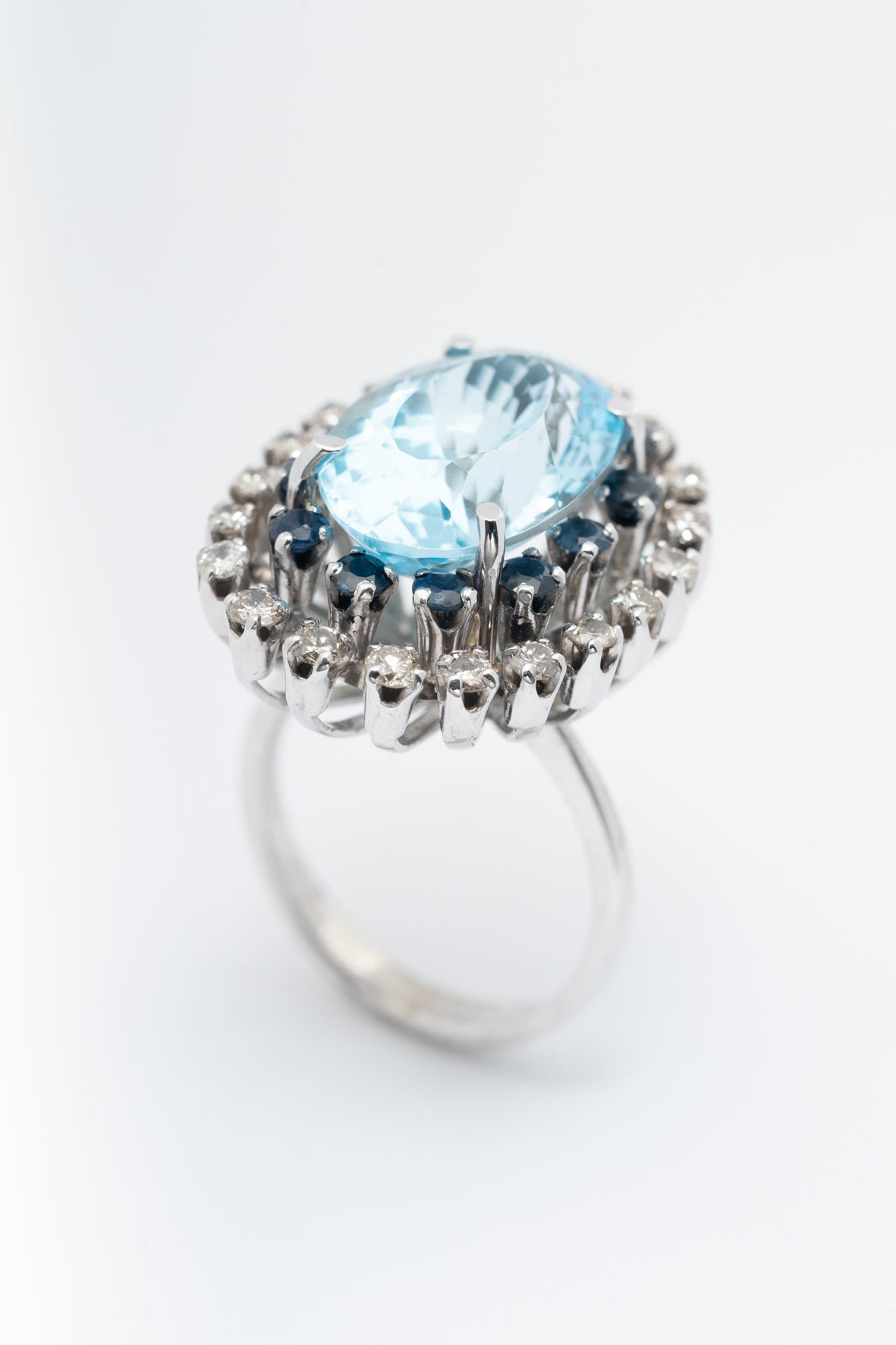 Wit gouden dubbele entourage ring met topaas, saffieren en briljanten.