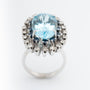 Wit gouden dubbele entourage ring met topaas, saffieren en briljanten.