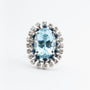 Wit gouden dubbele entourage ring met topaas, saffieren en briljanten.