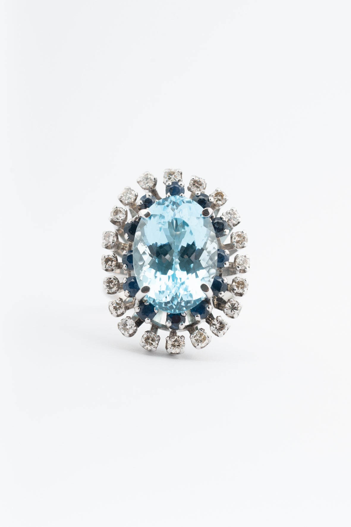 Wit gouden dubbele entourage ring met topaas, saffieren en briljanten.