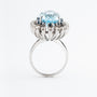 Wit gouden dubbele entourage ring met topaas, saffieren en briljanten.