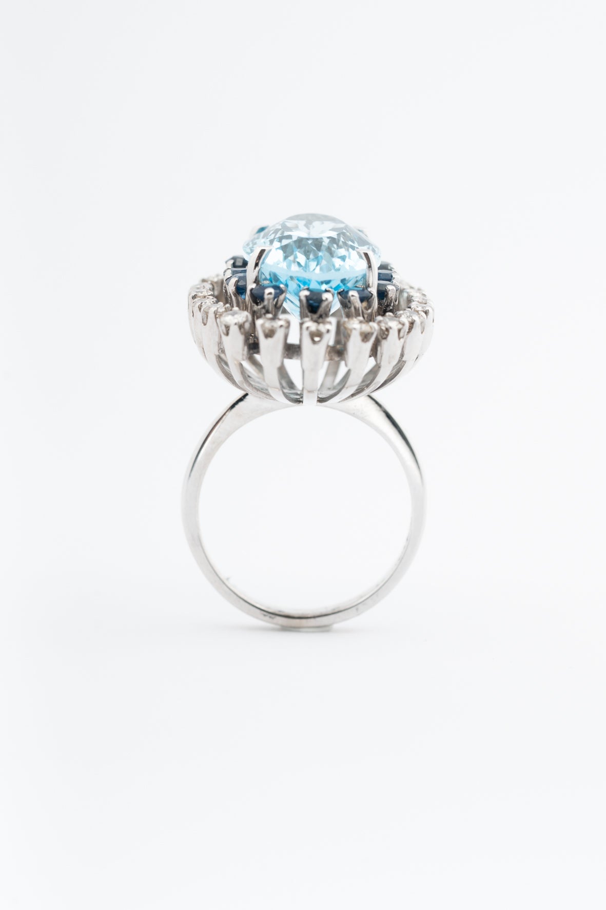 Wit gouden dubbele entourage ring met topaas, saffieren en briljanten.