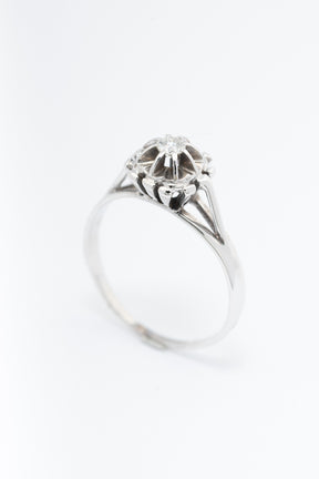 White gold solitaire ring with a brilliant