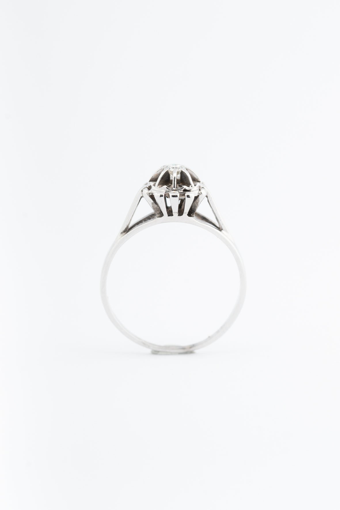White gold solitaire ring with a brilliant