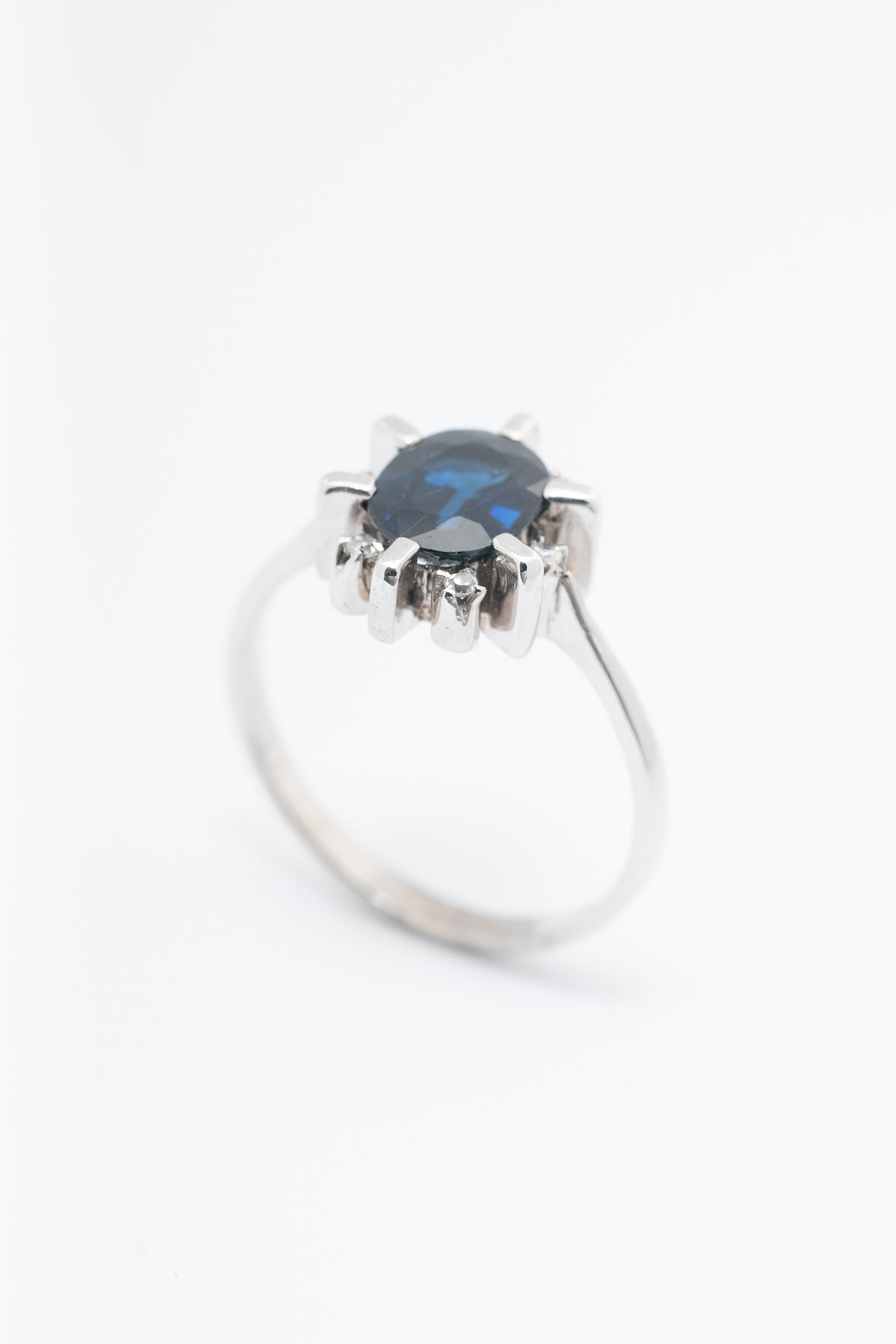 White gold entourage ring with a sapphire and diamonds (Bwg)