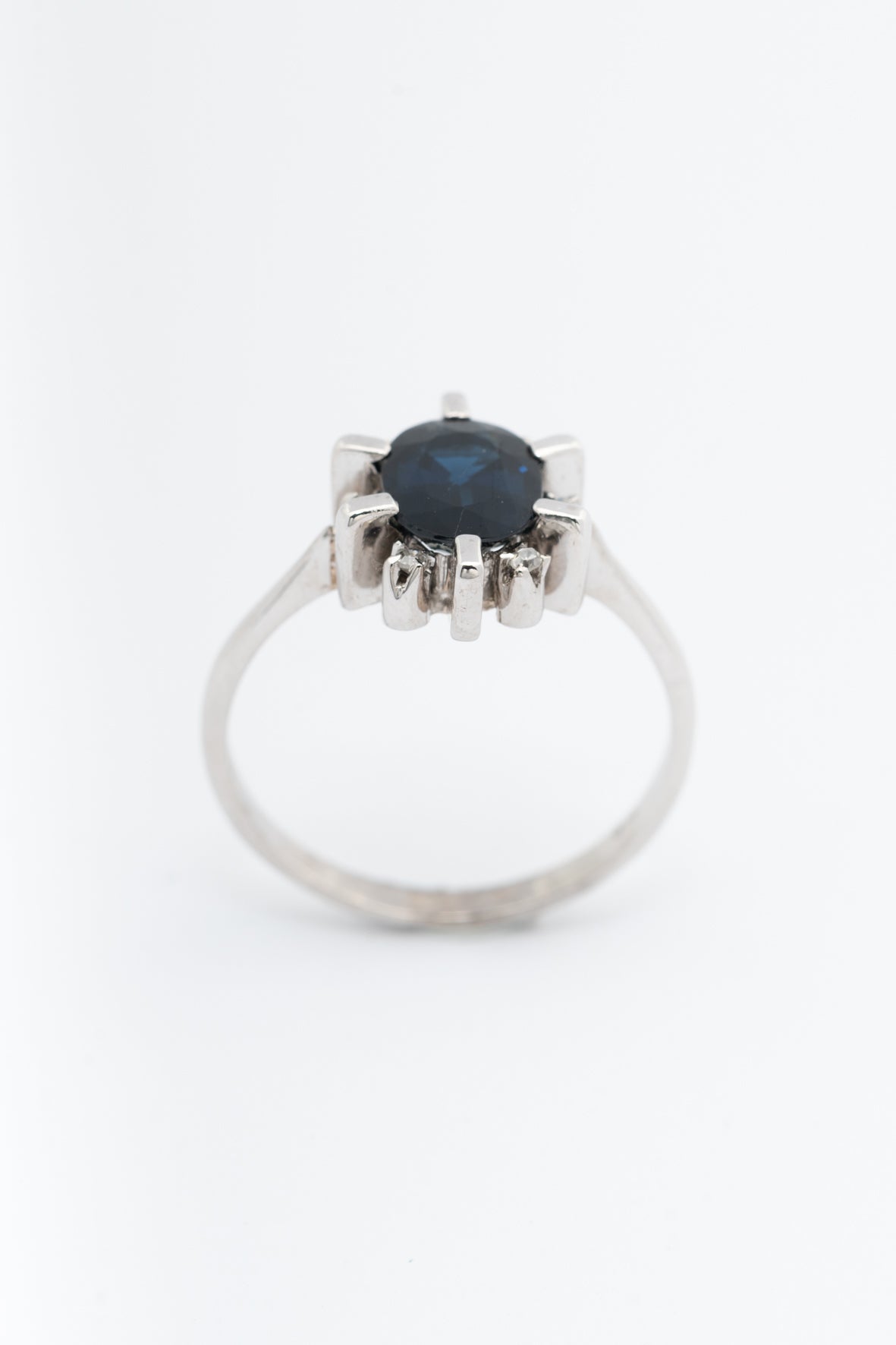 White gold entourage ring with a sapphire and diamonds (Bwg)