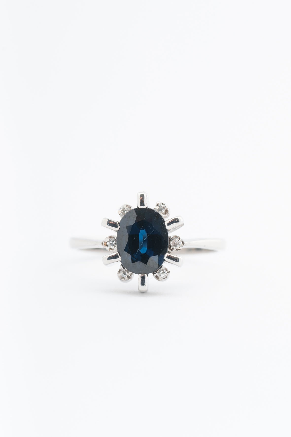 White gold entourage ring with a sapphire and diamonds (Bwg)