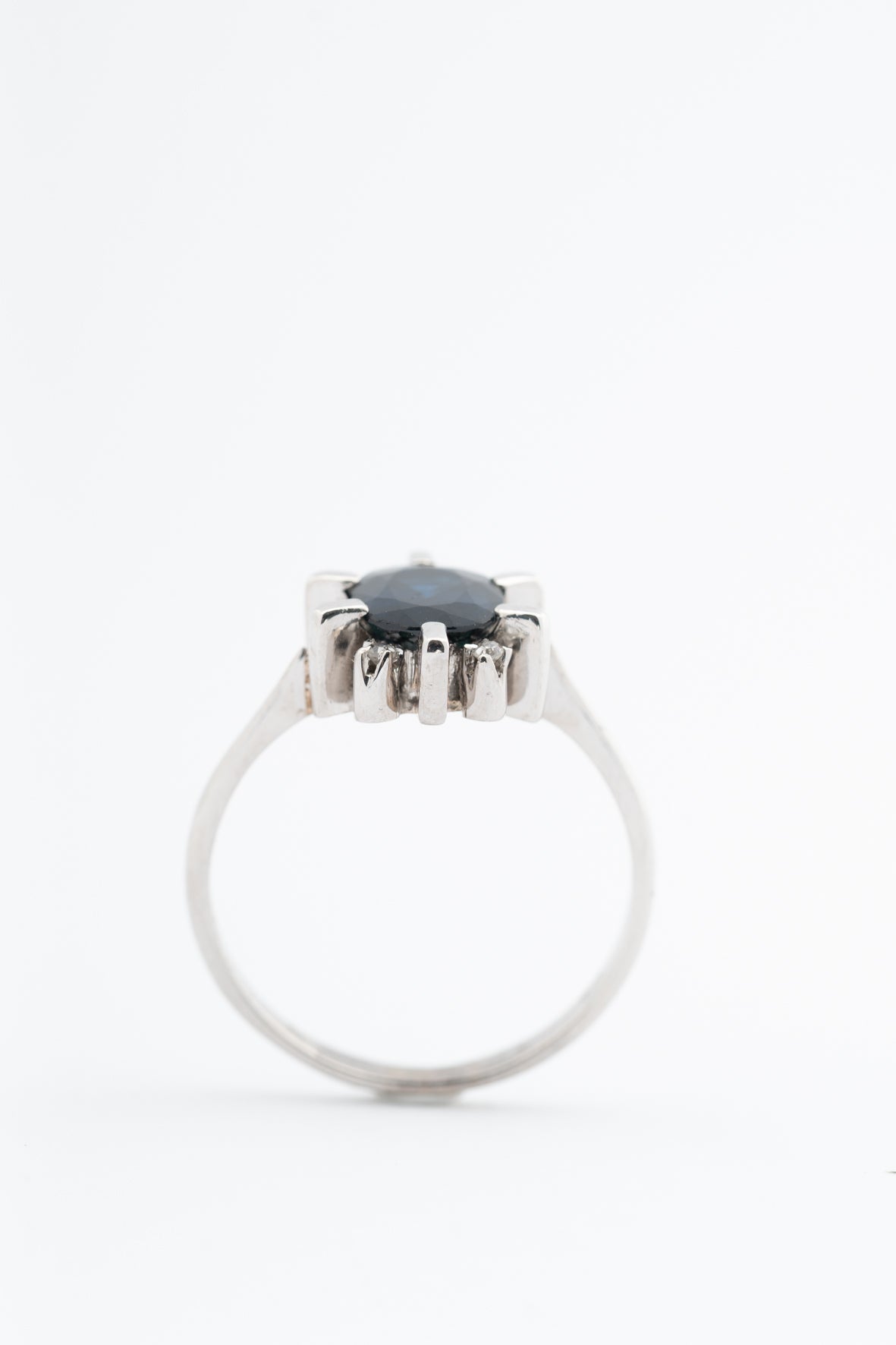 White gold entourage ring with a sapphire and diamonds (Bwg)