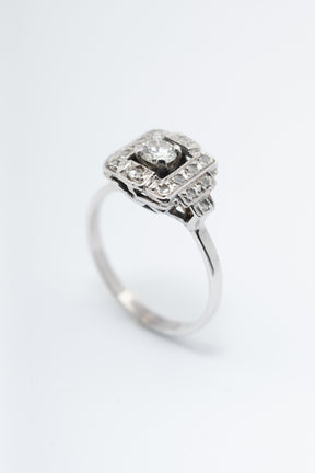 Wit gouden Art Déco ring met een briljant en diamanten