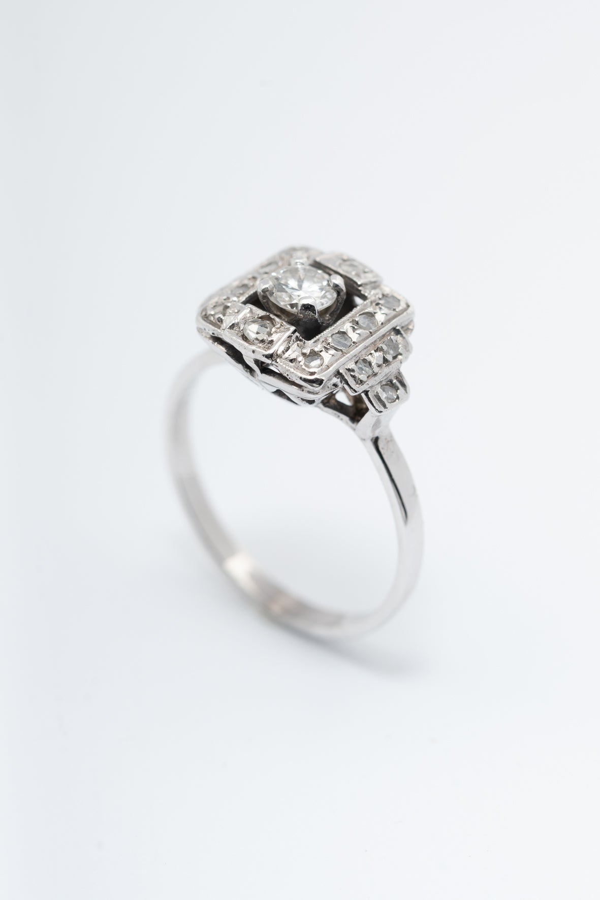 White gold Art Deco ring with a brilliant-cut diamond and diamonds