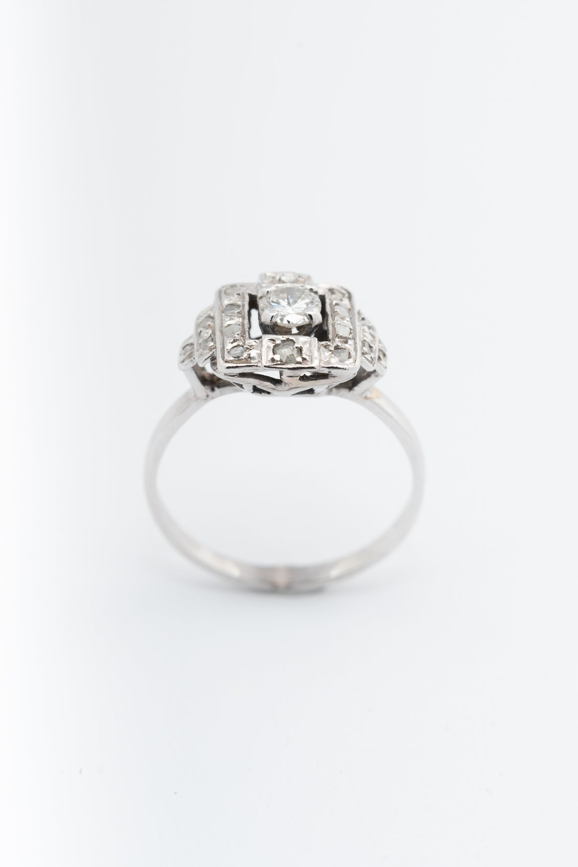 Wit gouden Art Déco ring met een briljant en diamanten