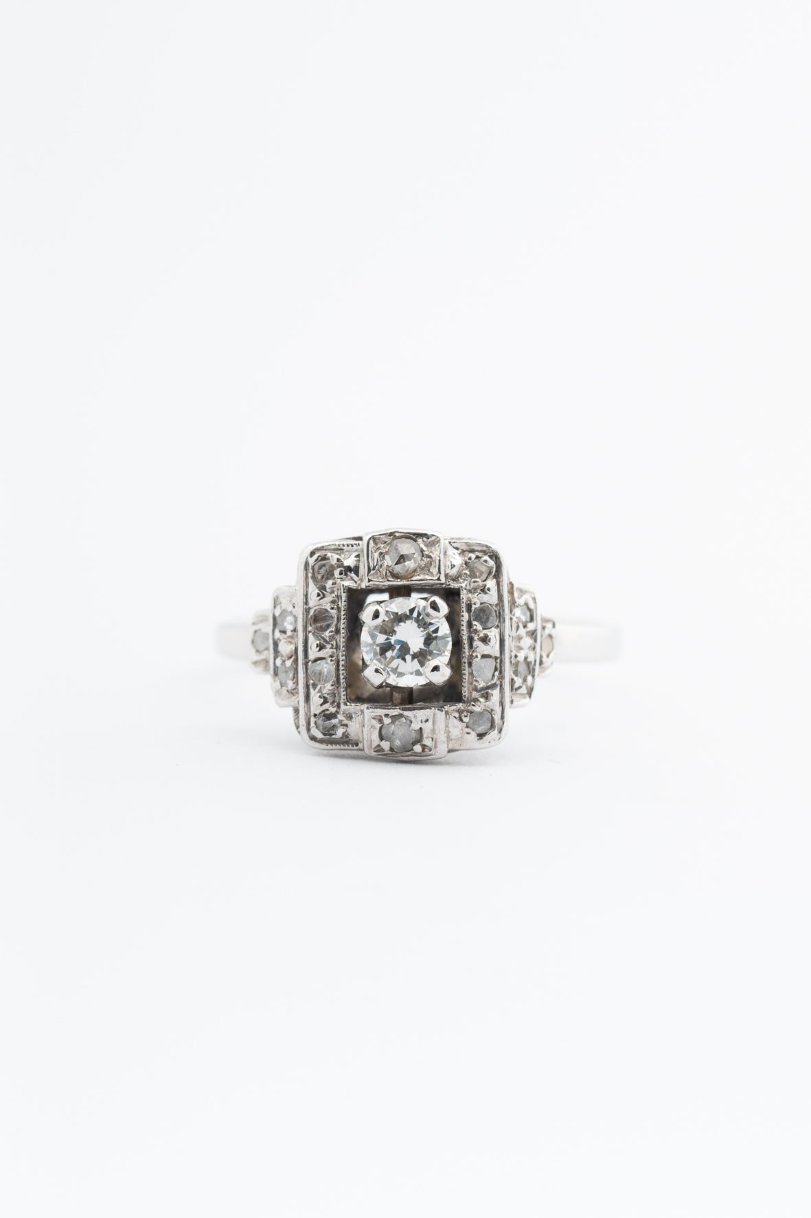 Wit gouden Art Déco ring met een briljant en diamanten