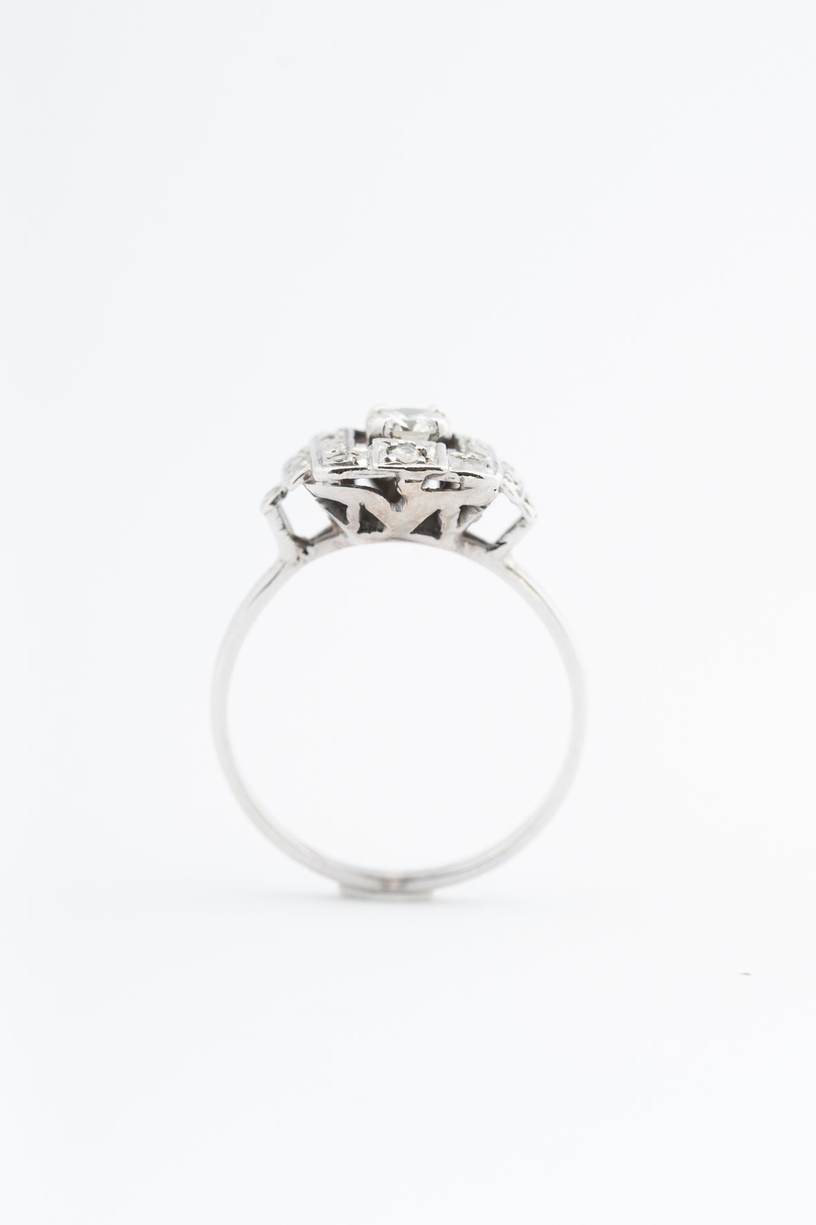 Wit gouden Art Déco ring met een briljant en diamanten