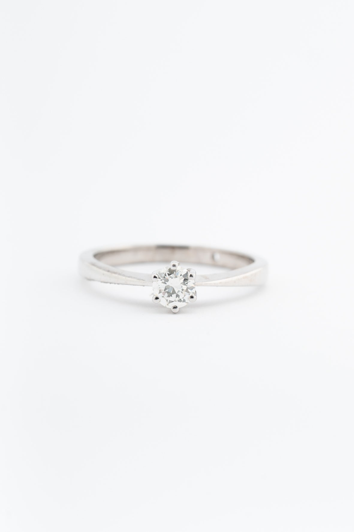 Wit gouden solitair ring met een briljant