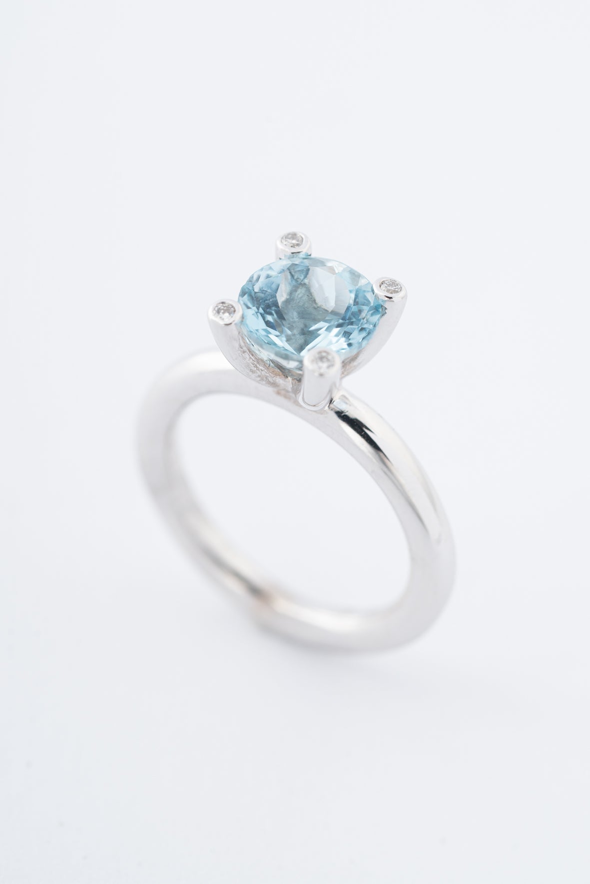 Wit gouden ring met aquamarijn en briljanten van het merk Bron