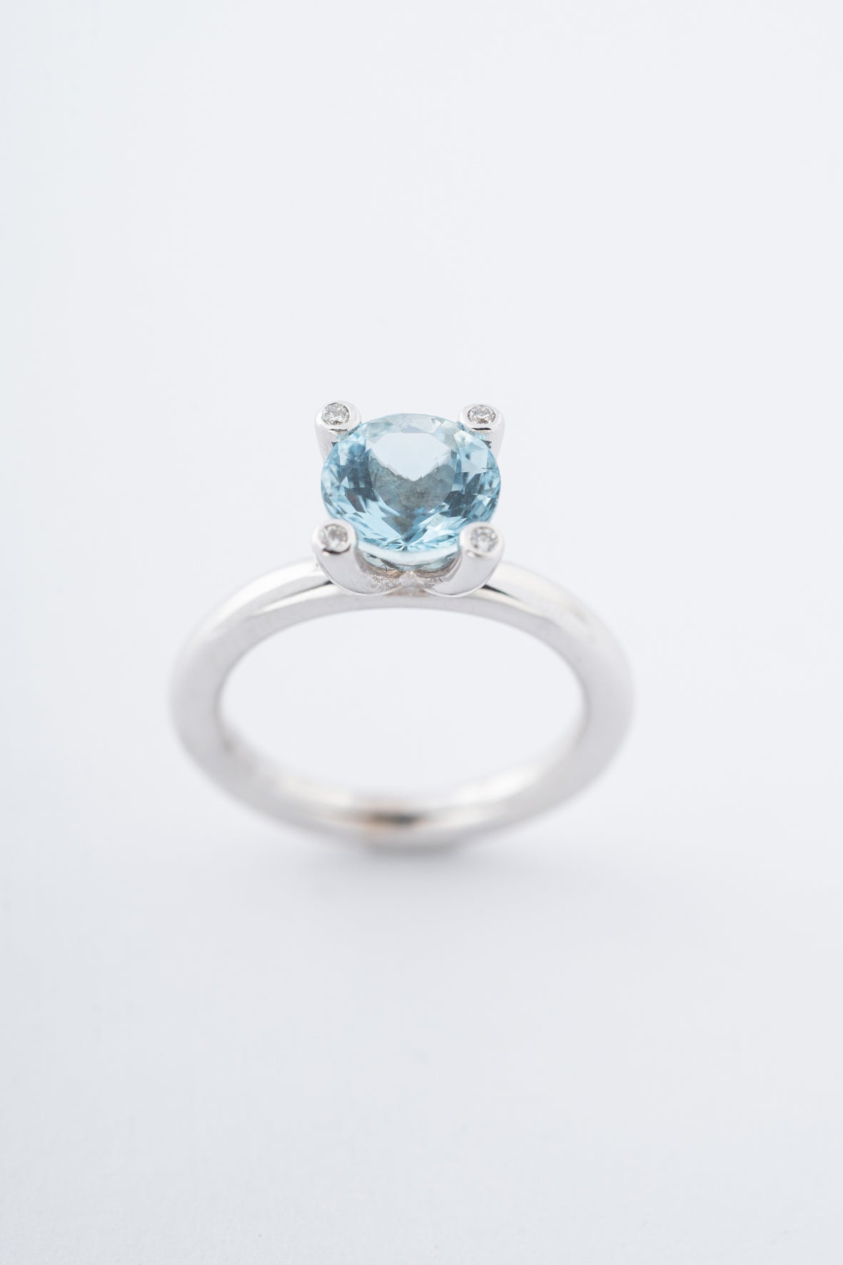 Wit gouden ring met aquamarijn en briljanten van het merk Bron