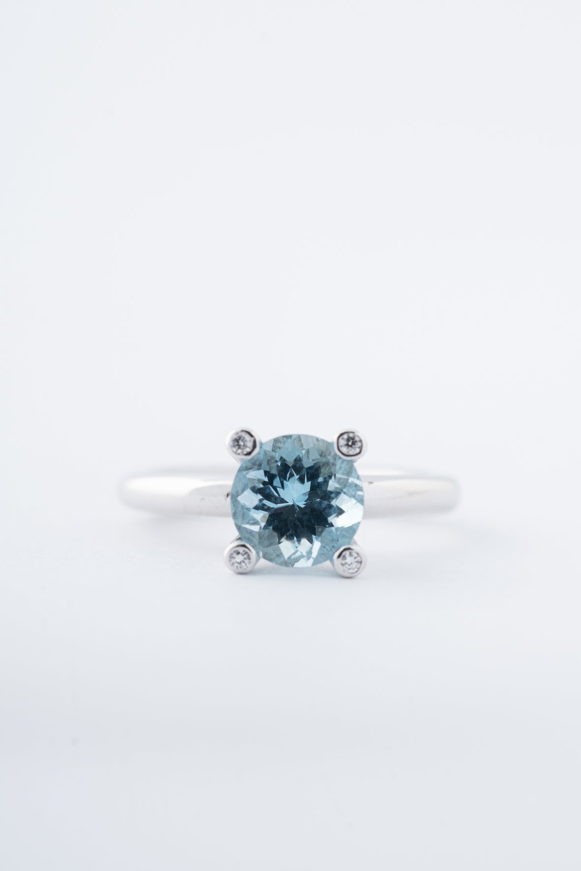 Wit gouden ring met aquamarijn en briljanten van het merk Bron