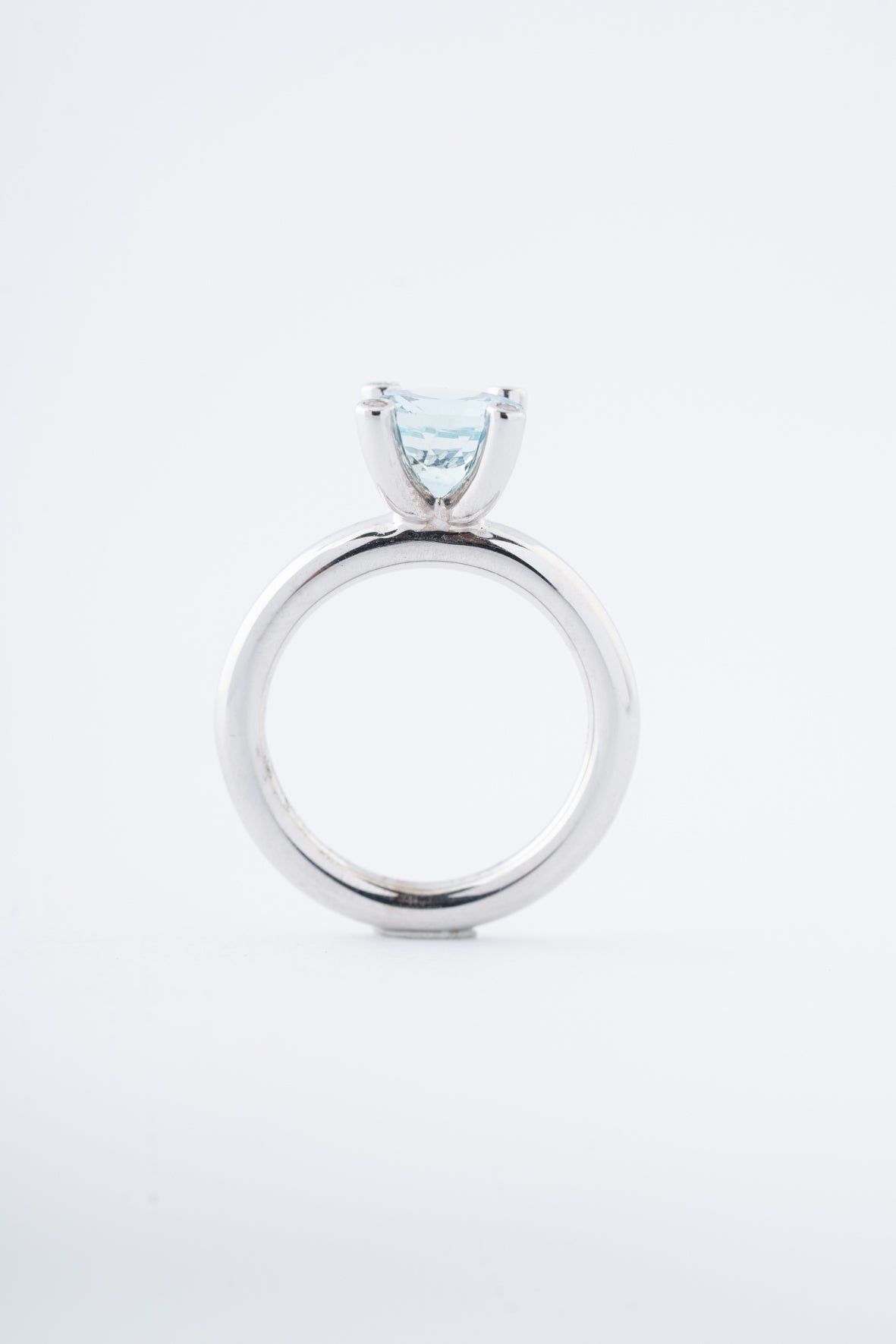 Wit gouden ring met aquamarijn en briljanten van het merk Bron