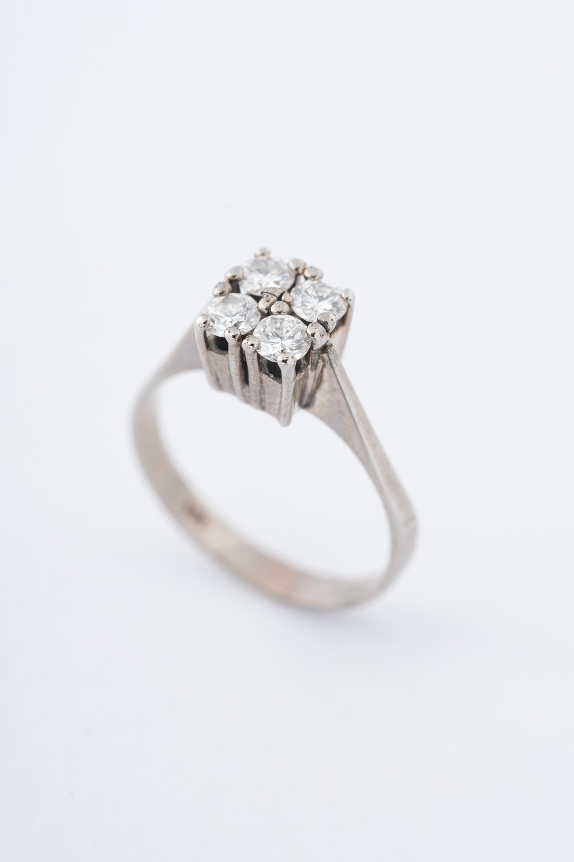 Wit gouden blok ring met briljanten