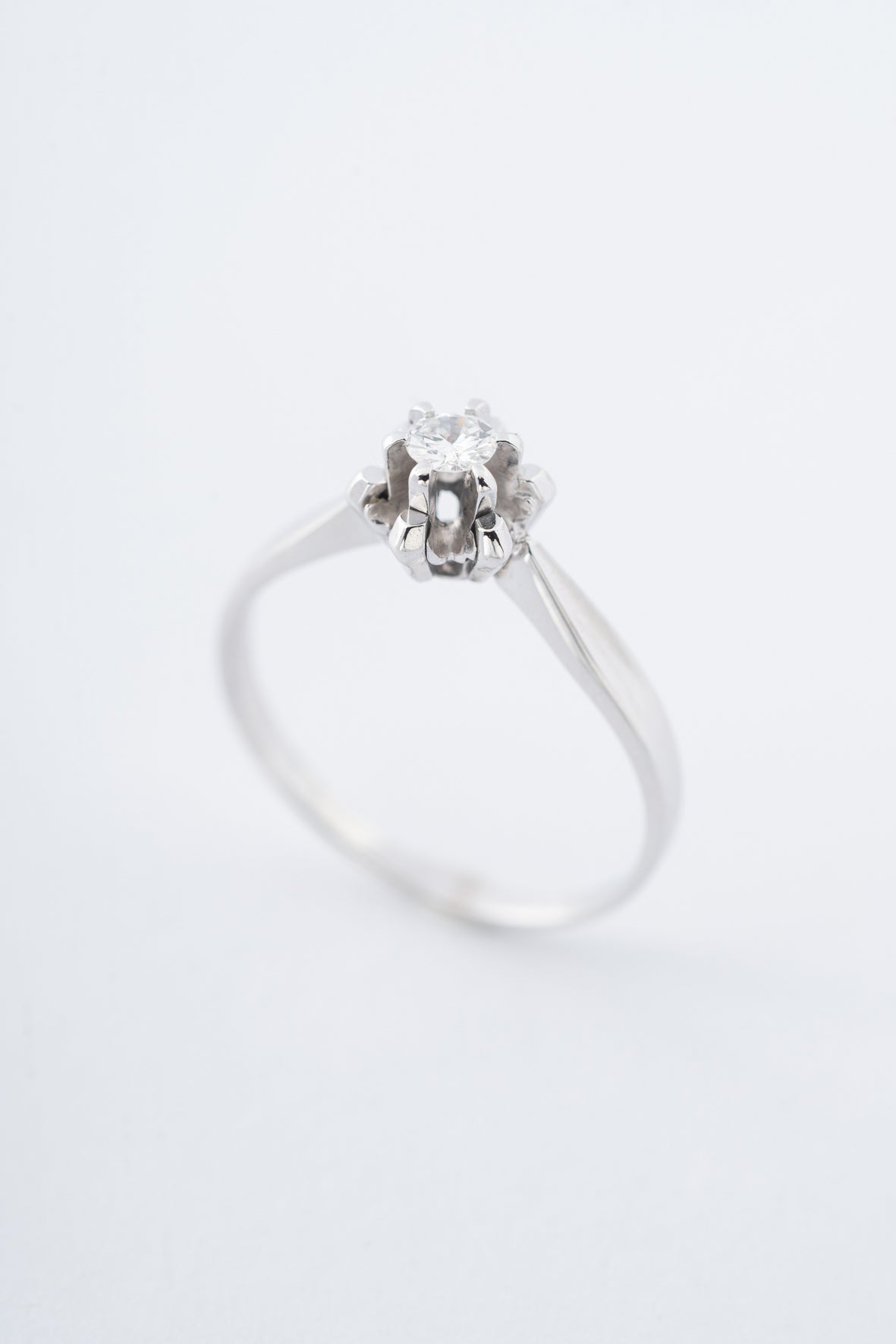 Wit gouden solitair ring met een briljant