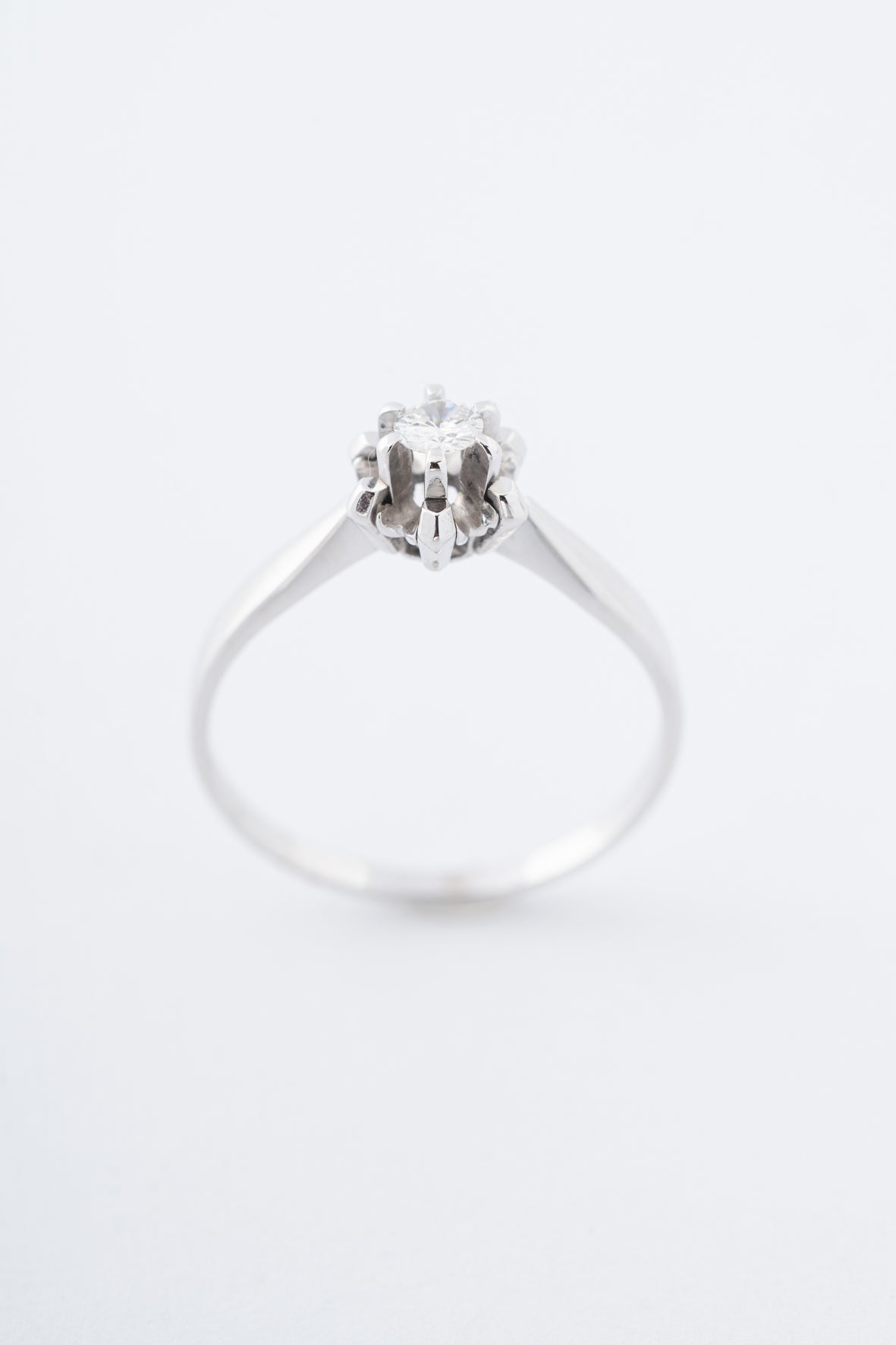 Wit gouden solitair ring met een briljant