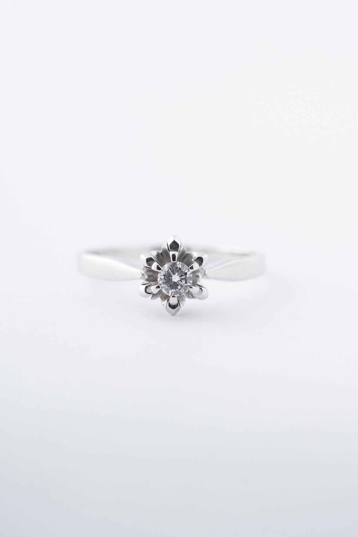 Wit gouden solitair ring met een briljant