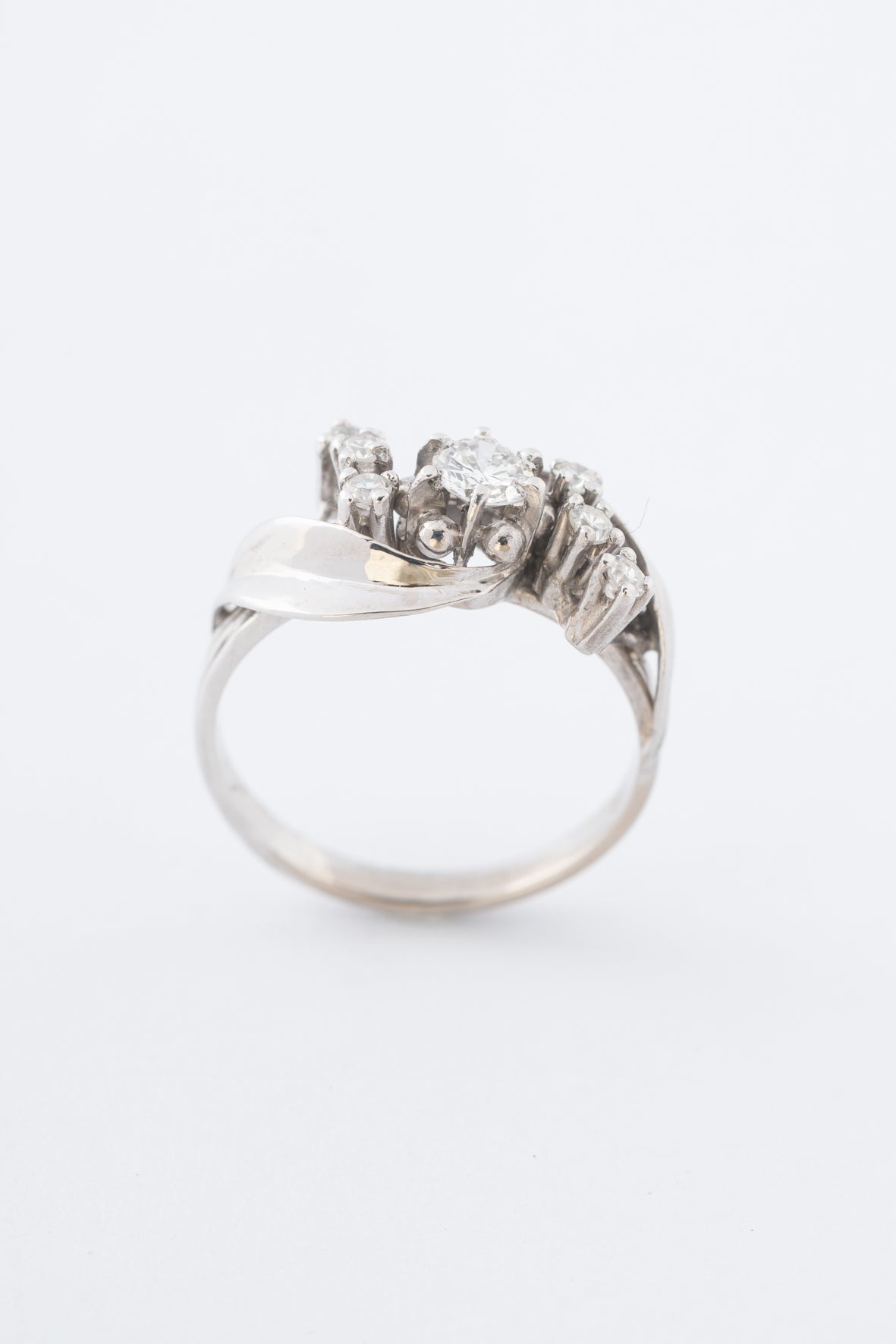 Wit gouden ring met een briljant en 6 diamanten