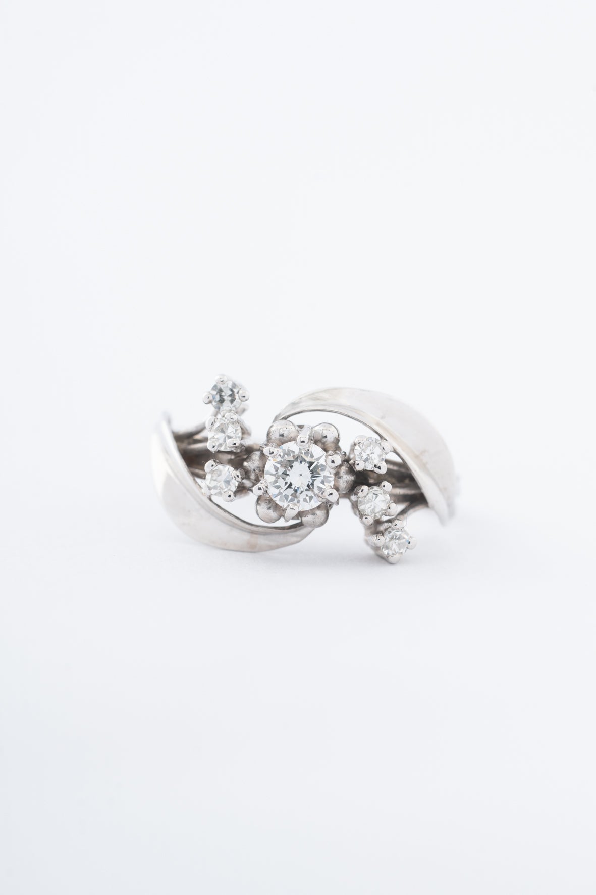 Wit gouden ring met een briljant en 6 diamanten