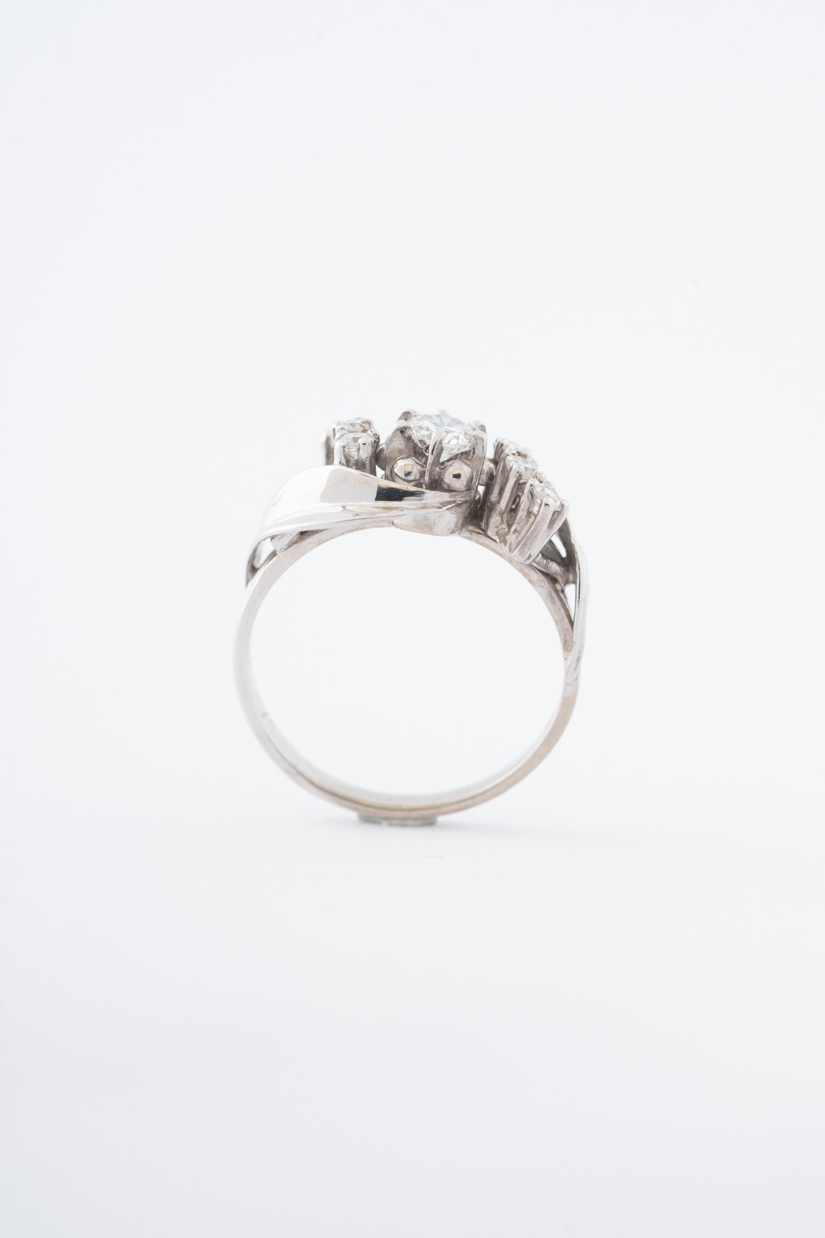 Wit gouden ring met een briljant en 6 diamanten