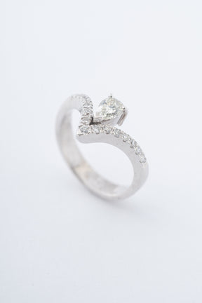 Wit gouden V-ring met briljanten