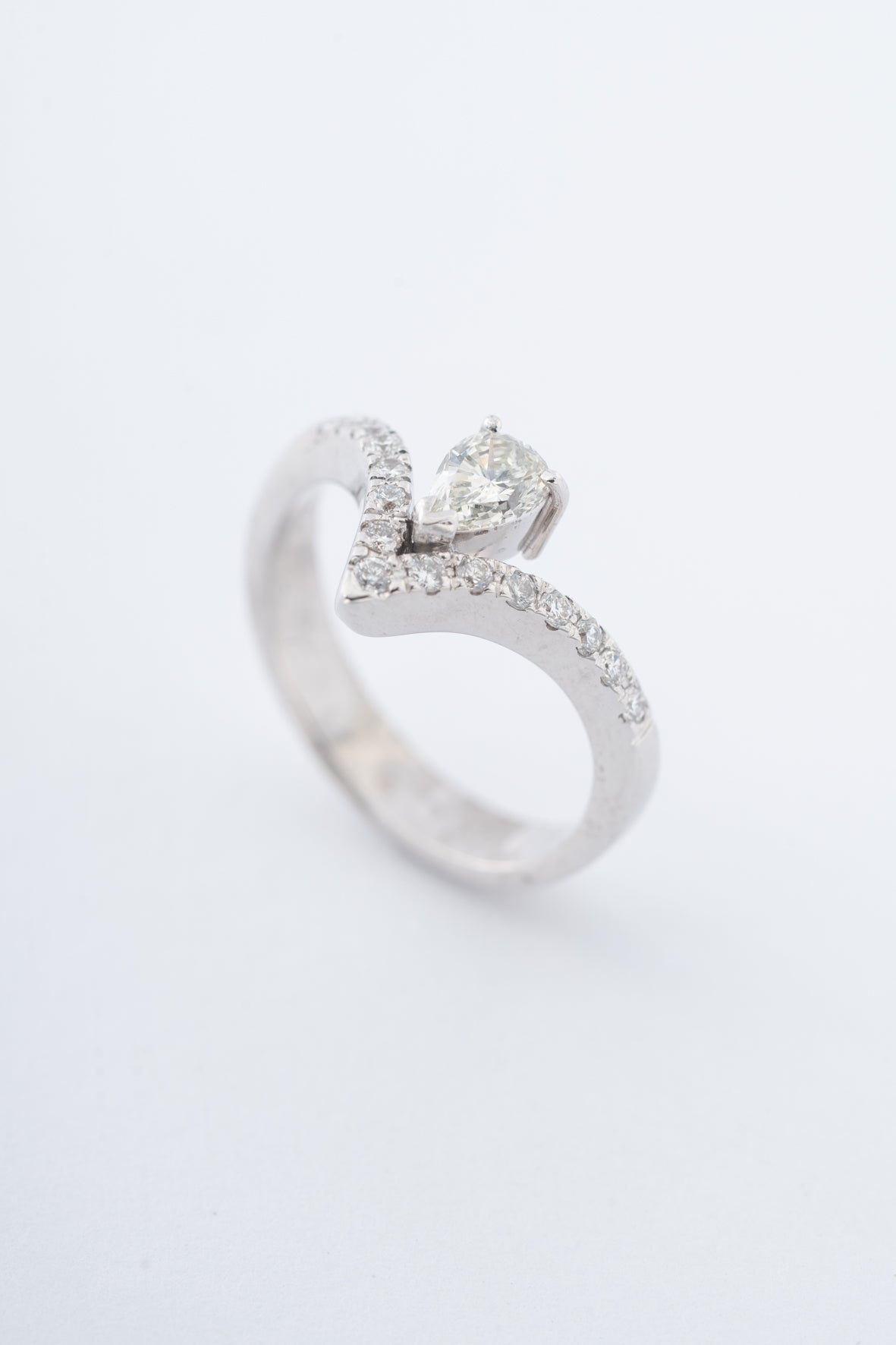 Wit gouden V-ring met briljanten